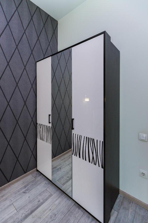 8 Svyatoho Teodora Square Apartments Lviv Eksteriør billede