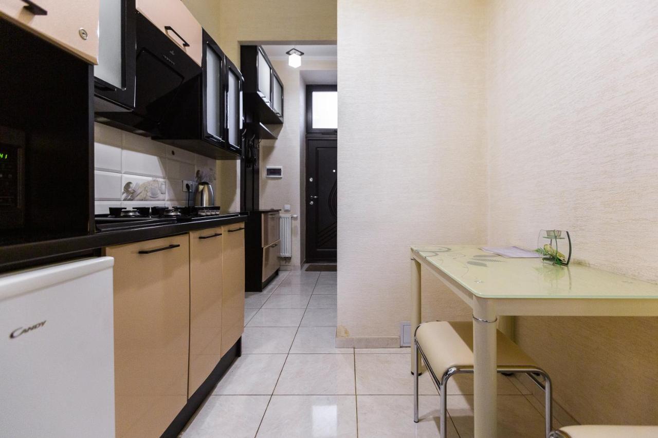 8 Svyatoho Teodora Square Apartments Lviv Eksteriør billede