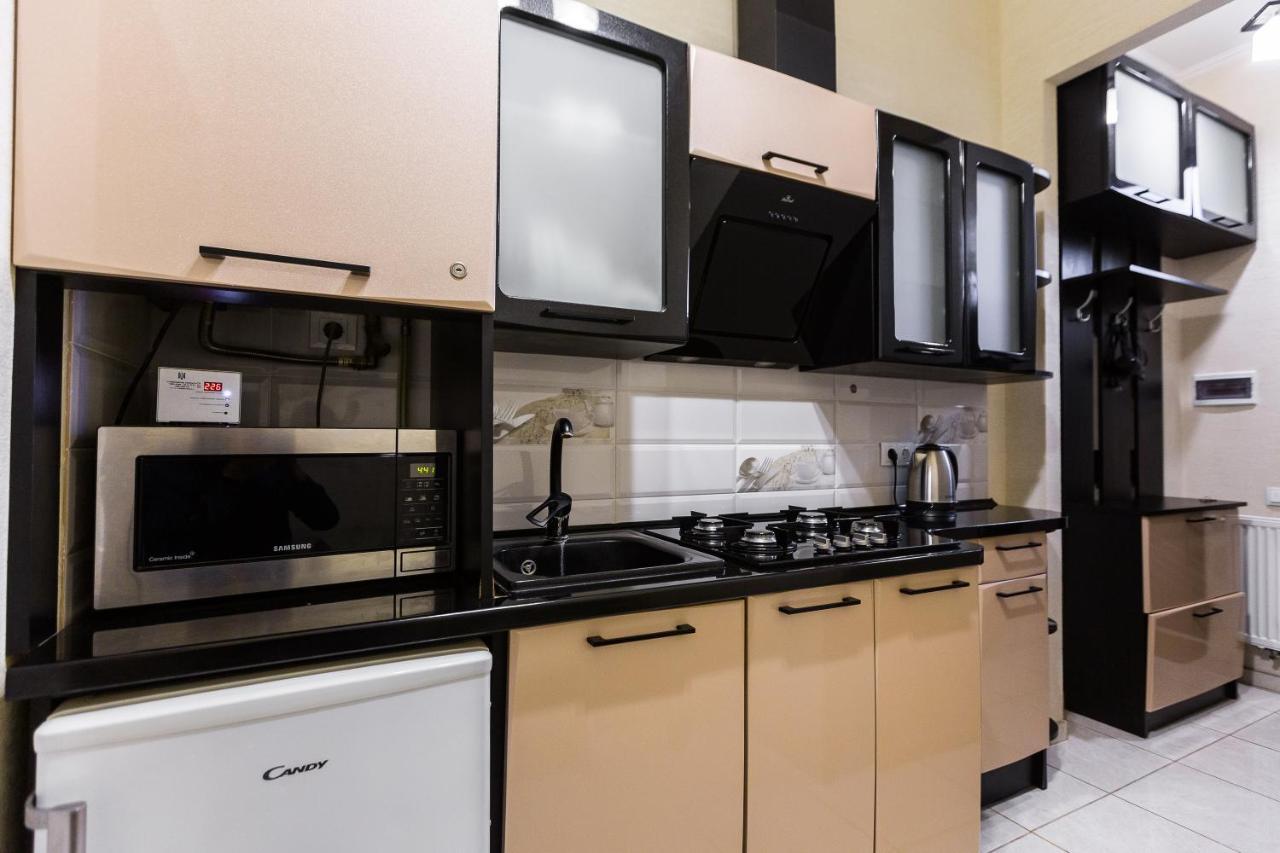 8 Svyatoho Teodora Square Apartments Lviv Eksteriør billede