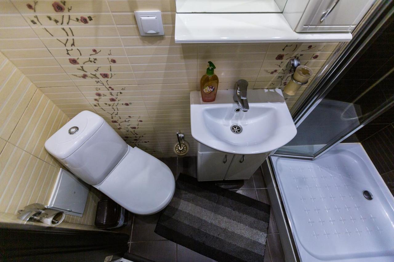 8 Svyatoho Teodora Square Apartments Lviv Eksteriør billede