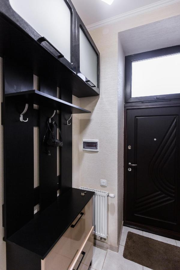 8 Svyatoho Teodora Square Apartments Lviv Eksteriør billede