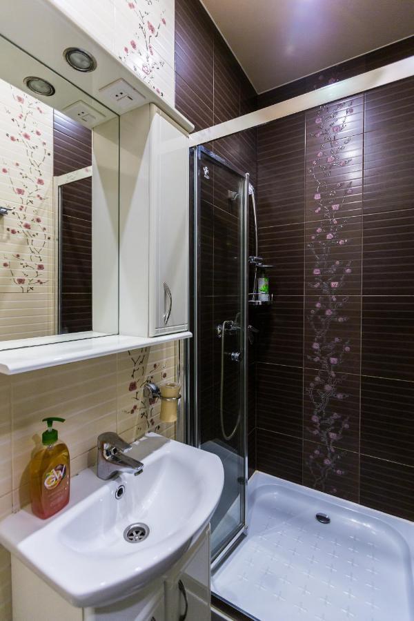 8 Svyatoho Teodora Square Apartments Lviv Eksteriør billede