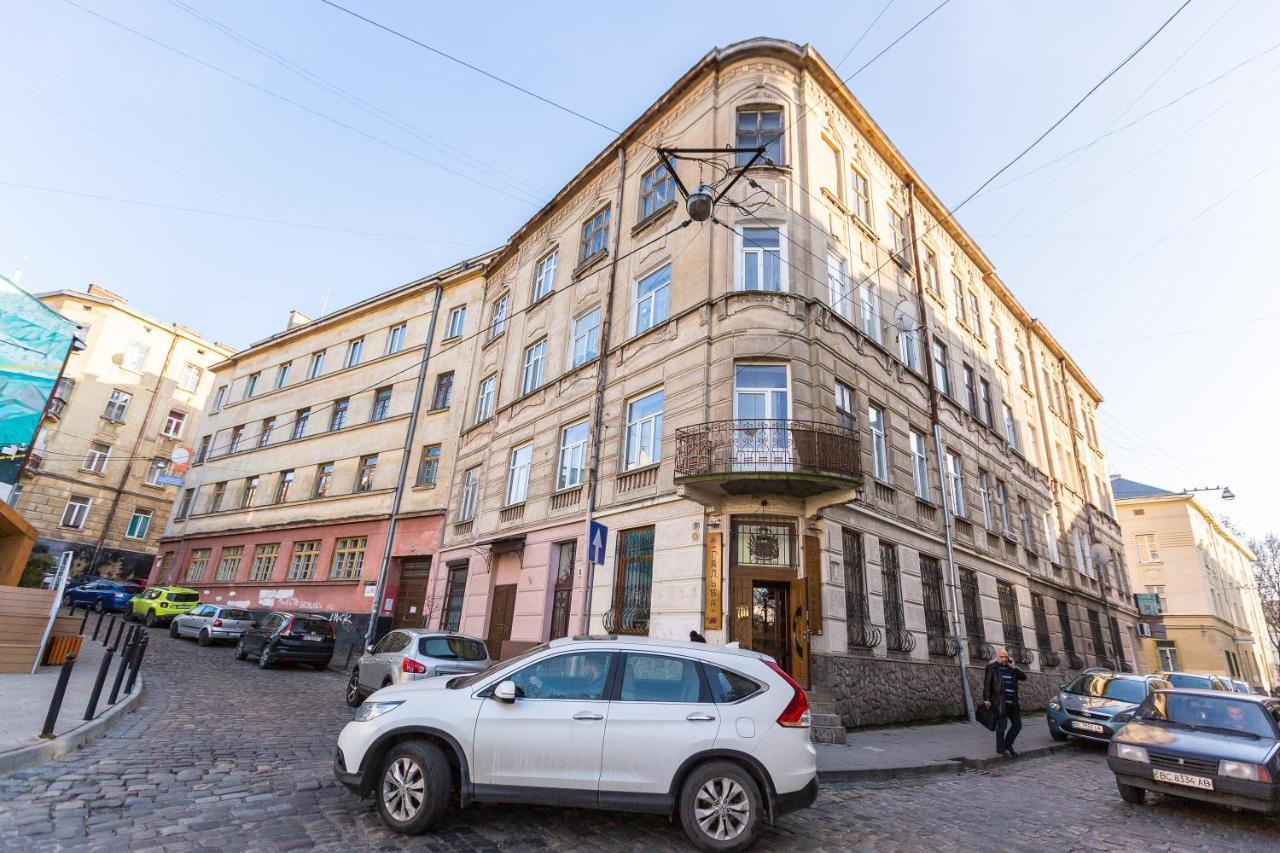 8 Svyatoho Teodora Square Apartments Lviv Eksteriør billede
