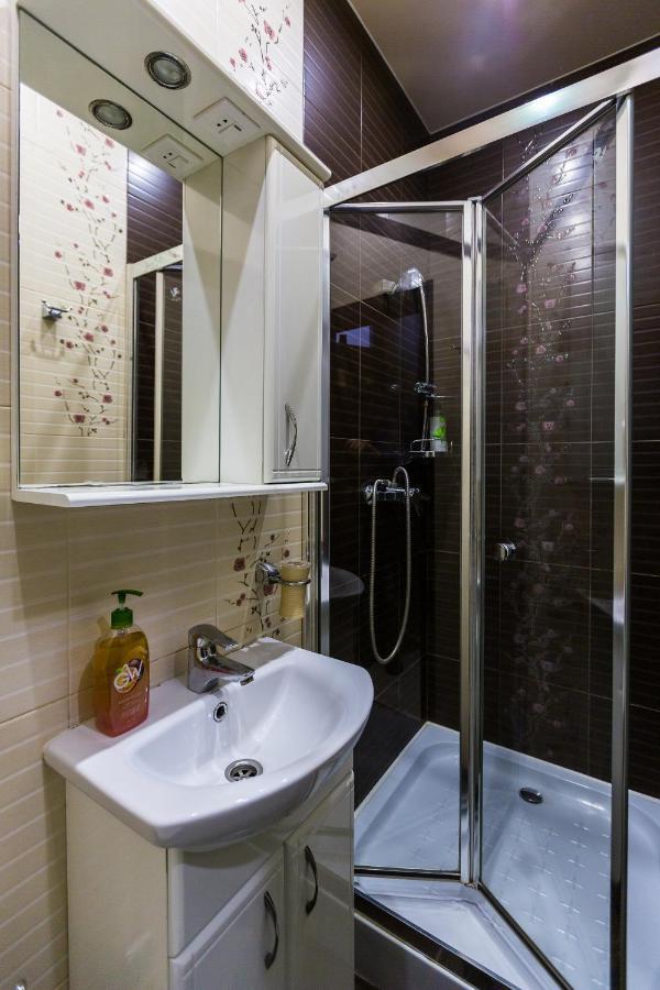 8 Svyatoho Teodora Square Apartments Lviv Eksteriør billede
